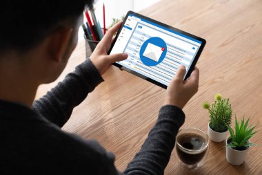 Bilgisayar ekranında rahatça görünen e-posta bildirim iletisi. Dijital pazarlama iletisi bilgi metni iş dünyasından müşteriye