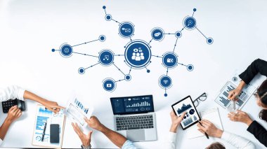 Etkili iletişim ve analiz için profesyoneller, cihazlar, çizelgeler ve işbirliği araçları arasında dijital medya bağlantılarını gösteren modern bir çalışma alanı. Dostluk