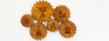 Birbirini bağlayan ahşap dişli panorama afişi, işletme şirketinde fonksiyon üretken sistemi ve etkili ve verimli çalışan sinerji takım çalışmasını sembolize eder. Sinerjik Dostluk