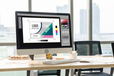 Web sayfasının modern tasarımı ve bilgisayar ekranında gösterilen ticari reklamlar için grafiksel tasarımcı yazılımı
