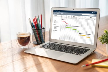 Ekip projesinin zaman çizelgesini gösteren bilgisayar ekranında, modern iş projesi yönetimi için proje planlama yazılımı