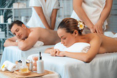 Kafkas çift müşterisi stres önleyici spa masajının keyfini çıkarıyor ve lüks otel veya oteldeki gündüz açık hava ortamında güzellik teniyle eğleniyor. Sessiz.