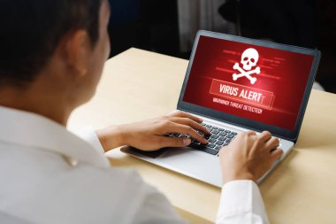 Bilgisayar ekranındaki virüs uyarısı mobil siber tehdit, hacker, bilgisayar virüsü ve kötü amaçlı yazılım tespit edildi