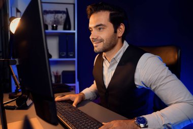 Gülümseyen akıllı işadamı, Mor Neon Dark Home Office 'in gelecek çeyreğinde ürün veritabanında iş grafikleri araştırma hedef pazarıyla uzaktan satış ekibiyle buluşacak. Tahmin et..