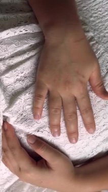 Hamile bir kadın çocuğuna bakarken kendini mutlu hissediyor. Hamile karnında bebek taşıyan hamile bir anne. Doğum öncesi bakım ve kadın hamileliği konsepti.