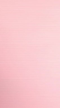 Mutlu arkadaşlar yüz maskelerini çıkarıp birbirlerine sıkıca sarılıyorlar. Karantina sona eriyor ve COVID-19 'u kazanıyorlar. .