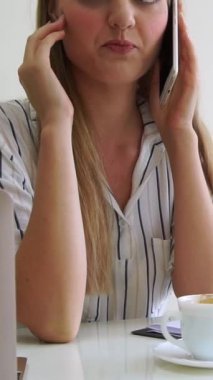 Modern ofiste çalışan sarışın bir iş kadını. İş konsepti.