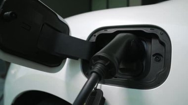 Ev şarj istasyonu, elektronik araç için sürdürülebilir, yenilenebilir enerji kaynağı, modern modern yaşam tarzı için evdeki EV arabaları sağlıyor. Çevre dostu melez elektro ve petrol aracı bataryası.