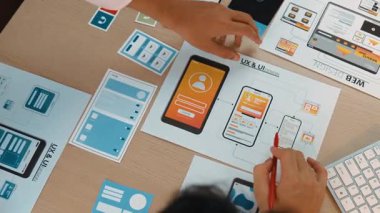 Mobil uygulama ya da web sitesi için kullanıcı arayüzü prototipi planlayan şirket çalışanlarının en iyi görünüm videosu. UX UI tasarımcı beyin fırtınası kullanıcı dostu arayüz planı. Sinerjik