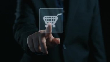 İş adamı çok kanallı stratejileri entegre ediyor, çevrimiçi alışveriş ve pazarlama erişimini artırıyor. Birbirine bağlı marka deneyimleri yaratmak için çok kanallı pazarlamanın gücünü keşfedin. Kullanıcı Kimliği