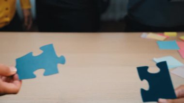 Ofis ortamında takım çalışmasını ve işbirliğini sembolize eden bireylerin renkli yapboz parçaları, problem çözme ve birlik ruhunu gözler önüne seriyor. SACTR