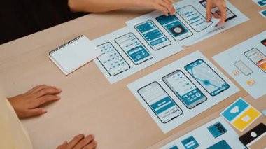 Mobil uygulama ya da web sitesi için kullanıcı arayüzü prototipi planlayan şirket çalışanlarının panorama videosu. UX UI tasarım beyin fırtınası kullanıcı dostu arayüz planı tasarlıyor. Sinerjik