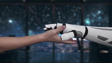 İnsan eli, teknolojik simgelerle çevrili, soyut bir geçmişe sahip modern bir iş ortamında onay ve başarıyı sembolize eden parıldayan dijital bir kontrol işaretine sahiptir. Auvana