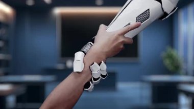 Modern dünyada teknoloji ve öğrenmenin kesişimini gösteren bir robot kol, çağdaş bir ofiste çeşitli eğitim sembollerine doğru uzanır. Auvana