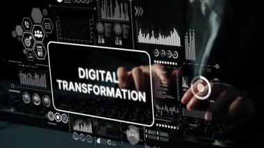 İş Stratejisi için Dijital Dönüşüm Grafikleri ve Veri Görselleştirme Kavramları Önünde Eller Klavyede Yazıyor. Asemptotik akıllı veri analitiği.