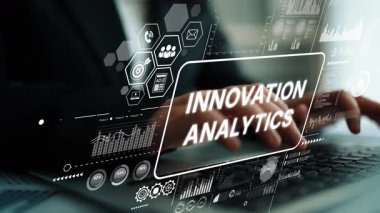 Innovation Analytics Concept ve Veri Görselleştirme Grafikleri ile Eller Dizüstü bilgisayar Kullanılıyor. Asemptotik akıllı veri analitiği.
