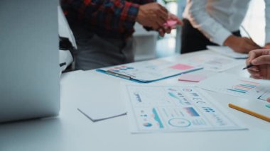 Yeni girişimler için strateji oluşturan ileri görüşlü bir grup, verimli planlar ve sağlam işbirliği dinamiklerini hedef alarak, doğru veri analizleri için yapay zekaya danışıyor. Noogenesis Yapay Zeka