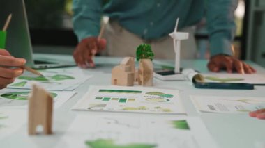 Bir grup kendini işine adamış profesyonel, çizelge ve modellerde betimlenen çevre dostu stratejileri analiz ederken, fikirleri ve kaynakları paylaşır. SACTR