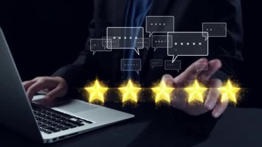 Bir iş adamı, dijital güvenlik, bilgi koruması ve teknolojinin görsel temsilcileriyle çevrili modern bir çalışma alanında dizüstü bilgisayarla uğraşır. Dörtgen