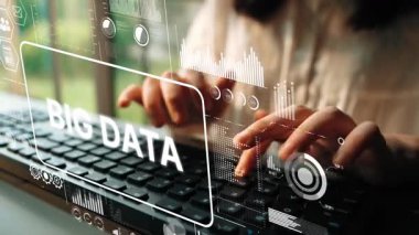 Modern dizüstü bilgisayarda, dijital grafikler ve istatistiklerle birlikte, gelecekteki çalışma ortamında büyük verileri analiz etmek. Asemptotik akıllı veri analitiği.