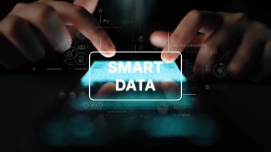 Akıllı Telefonun Dijital Elementler ve Fütüristik Arkaplan ile Akıllı Veri Kavramını Göstermesi. Asemptotik akıllı veri analitiği.