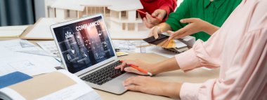 Kaliteli standartları karşılamak için çevrimiçi şirket işleri için uyum sistemi