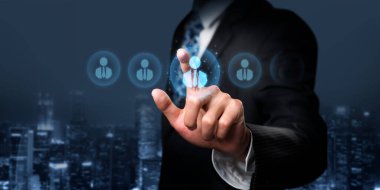 İş adamı ağ kurar, değerli bağlantılar kurar. Profesyonel ağı ve fırsatları genişletmek için etkili insanlar ağ stratejileri geliştiriyor.