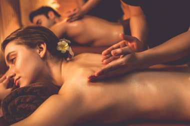 Kafkas çift müşterileri stres önleyici spa masajının keyfini çıkarıyorlar ve lüks otel veya otellerde sıcak mum ışığında güzellik derisi eğlenceleriyle şımartıyorlar. Sessiz.