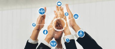 Takım çalışmasını, yenilikleri ve profesyonel bir ortamda büyümeyi sembolize eden dijital simgelerle çevrelenmiş, çeşitli ellerin birlikte kaldırıldığı dinamik bir sahne. Dostluk