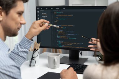 Uygulama ve program kodlaması için bilgisayar ekranında yazılım geliştirme programlama