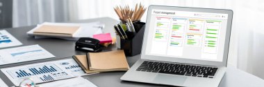 Fintech BI 'ın iş pazarlama teknolojisi ve kurumsal toplantı odasındaki strateji için hazırladığı finansal belgelerle birlikte bilgisayar ekranında veri analizi ekranı. İçgörü
