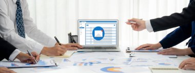 Bilgisayar ekranında canlı gösteren e-posta bildirim iletisi. Dijital pazarlama iletisi bilgi metni iş dünyasından müşteriye