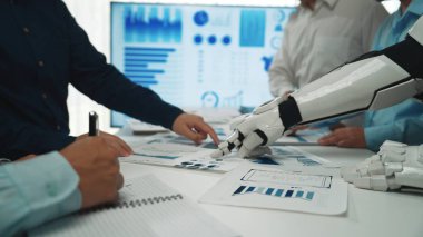 İnsanlar ve robot teknolojisi arasındaki işbirliğini gösteren dinamik bir toplantı. Tablolar ve veri raporları modern bir iş ortamında stratejik analizleri vurgular. Noogenesis