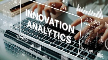 Yenilikçi Analitik Kavram, İş Sezgileri İçin Dizüstü Bilgisayarda Eller Yazıyor ile Dijital Ekranda gösterilmiştir. Asemptotik akıllı veri analitiği.