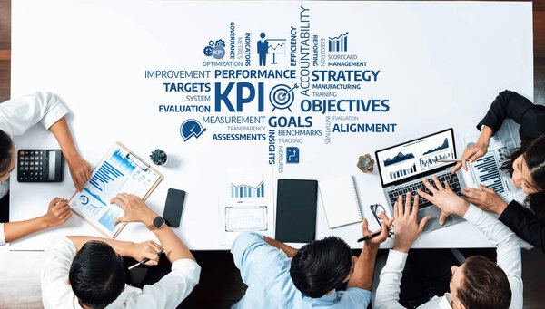 Динамичная встреча по бизнес-стратегии демонстрирует совместные усилия по анализу KPI, показателям производительности и визуальному представлению данных с использованием современных технологий. Ах!