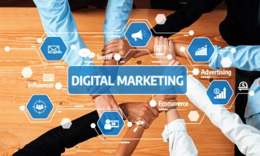 Çeşitli bir ekip, yenilikçi fikirleri ve teknolojiyi ticari başarı ve katılım için ahşap bir masa üzerinde koz olarak kullanan bir dijital pazarlama stratejisi üzerinde işbirliği yapıyor. Dostluk