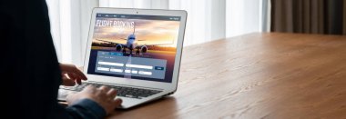 Online uçuş rezervasyon sitesi mod rezervasyon sistemi sağlar. Seyahat teknolojisi kavramı .