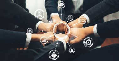 Ofis çalışanlarının el ele dizilmesi başarılı bir iş ortaklığı grubunu ve panoramik pankartta kamu işyerinde güçlü bir birlik takım çalışmasını sembolize ediyor. Kurnaz Dostluk