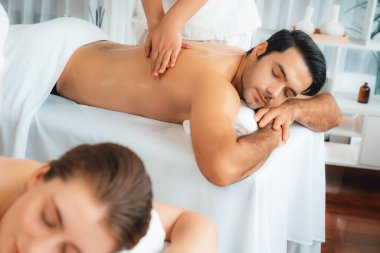 Kafkas çift müşterisi stres önleyici spa masajının keyfini çıkarıyor ve lüks otel veya oteldeki gündüz açık hava ortamında güzellik teniyle eğleniyor. Sessiz.