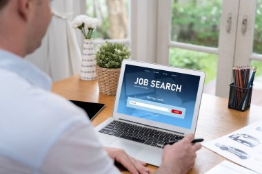 Çalışanların işe alım İnternet ağındaki iş fırsatlarını arayabilmeleri için internet sitesinde arama çalışmaları