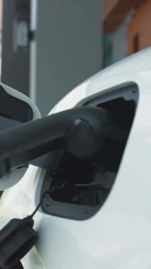 Ev şarj istasyonu, elektronik araç için sürdürülebilir, yenilenebilir enerji kaynağı, modern modern yaşam tarzı için evdeki EV arabaları sağlıyor. Çevre dostu melez elektro ve petrol aracı bataryası.