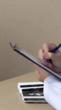 Mutlu hamile kadın, jinekolog doktoru hastanede ya da klinikte hamilelik danışmanlığı için ziyaret ediyor. Doktor, bebek ve anne sağlığı kontrolü için hamile karnı muayene ediyor. Jinekoloji konsepti.