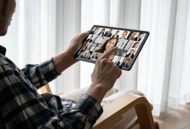 İş dünyasından iş adamlarının modern sanal grup toplantısı için video konferansındaki iş adamları