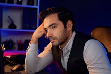 Pazar verilerini ya da e-postalarını analiz etmek için beklerken sıkılan işadamı, gecenin geç saatlerinde satış kanalı online ürün servisinde oluşturulan müşteriye e-posta gönderiyor. Tahmin et..