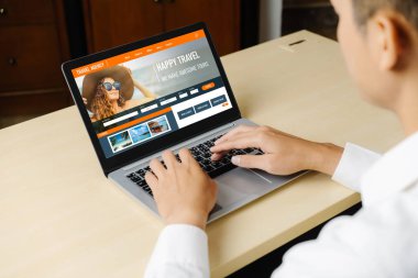 Model arama ve seyahat planlama için internet sitesi uçuş, otel ve tur rezervasyonları için anlaşma ve paket sunuyor