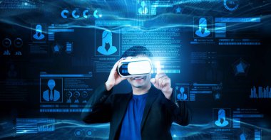 Güvenlik sistemine girerken takım elbise ve sanal gerçeklik gözlüğü takıyor. Global ağa bağlanan ve kimliğini doğrulayan bir iş adamı. Yapay zeka. Teknoloji yeniliği. Yaratıcılık.