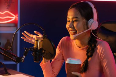 Sosyal medyada müziği dinleyen, elinde kahve tutan, pastel renkli kulaklık takan, Neon Stüdyoları 'ndaki kameraların mikrofon kayıtlarını kullanan yaratıcı yayın kanalı. Taktik.