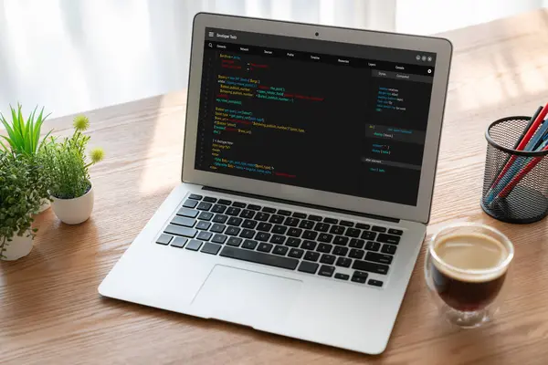 Model uygulama ve program kodlaması için bilgisayar ekranında yazılım geliştirme programlama