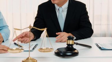 Avukat, hukuk bürosunda pazarlık yoluyla iş anlaşmazlığını çözmek için iki taraf arasında uzlaşma teklif ediyor. Yasal arabuluculuk ve çatışma çözme servisi. Ağır çekim. Katı.