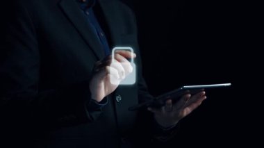 İş adamı siber güvenliğin özünü keşfeder. Siber koruma yöntemlerini, tehditleri derinlemesine araştır ve siber güvenlik duruşunu güçlendir. Siber güvenlik çağında UUID 'de gezinmek için gerekli